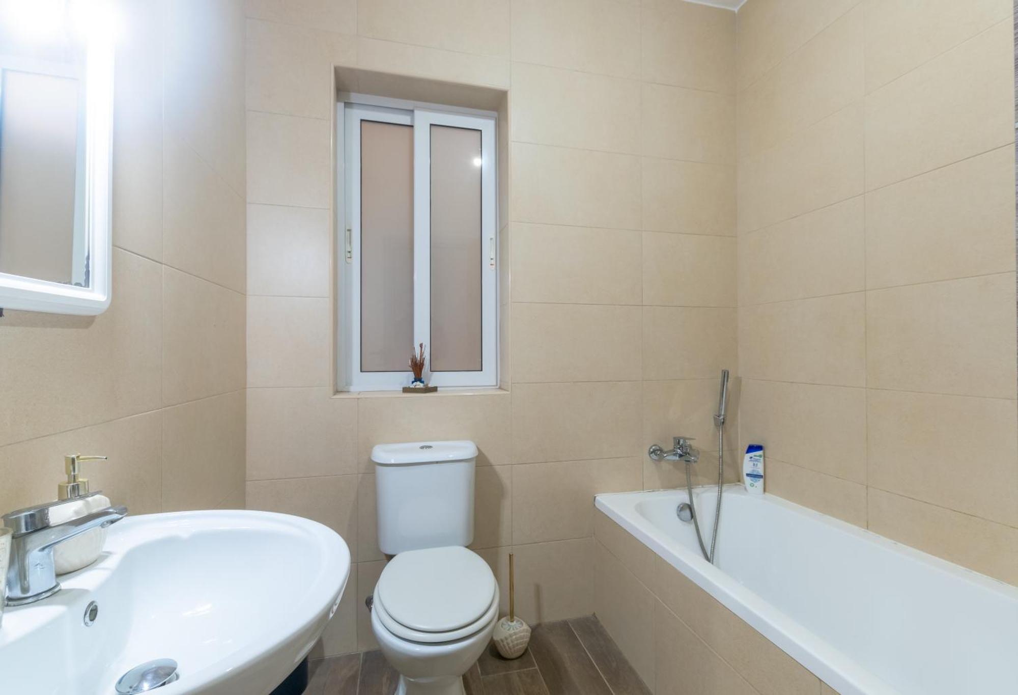 Modern And Spacious Close To The Sea Apartment